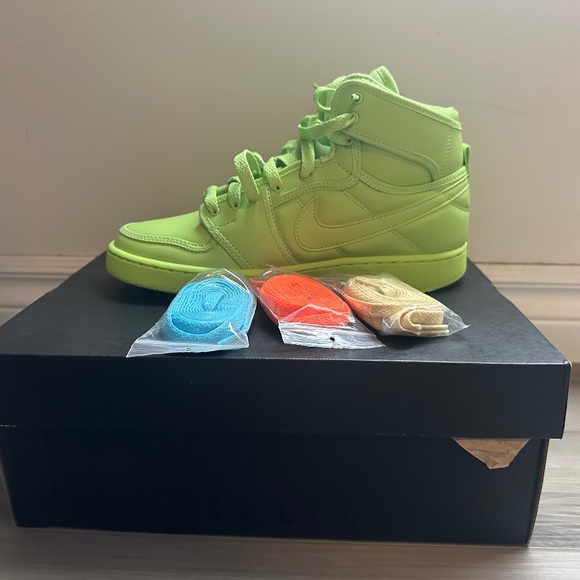 Brand new Billie Eilish x Jordans - Picture 1 of 2